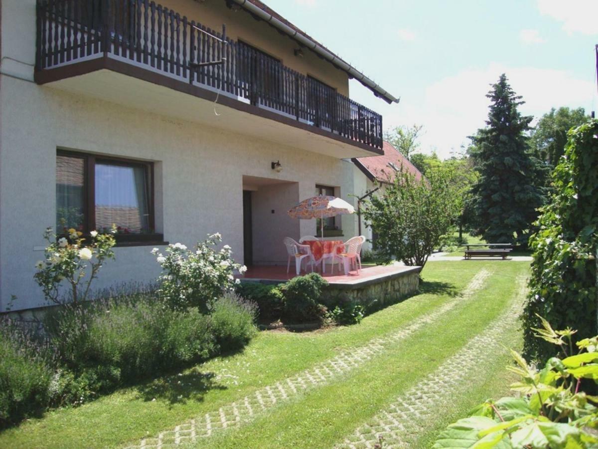 Gyongyvirag Vendeghaz Apartment Balatonboglár Екстериор снимка